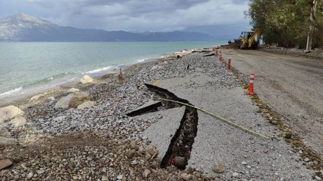 Δήμος Πατρέων: Συνεχίζεται η αποκατάσταση των παραλιακών δρόμων στις περιοχές που επλήγησαν από την σφοδρή κακοκαιρία