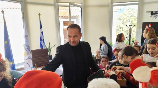 Έψαλαν τα κάλαντα στον Δήμαρχο Ζαχάρως