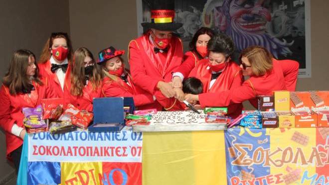 Οι σοκολατορίχτες της Πάτρας έκοψαν την Σοκολατοκαρναβαλόπιτα τους!