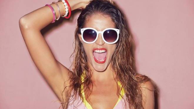 4 τρόποι για να πετύχεις ένα σούπερ καλοκαιρινό wet look στα μαλλιά