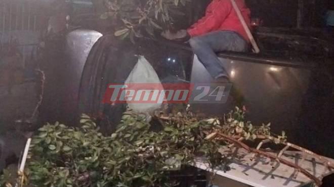 Σοκαριστικό τροχαίο στη Δυτική Αχαΐα: IX πέρασε πάνω από δέντρο και προσγειώθηκε ανάποδα σε όχημα μέσα σε αυλή! (ΦΩΤΟ)