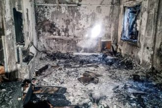 Καλαμπάκα: «Δεν μπορούσε να κατέβει και πήδηξε από το μπαλκόνι» – Θρήνος για τον νεκρό ξενοδόχο, στάχτη έγινε το κτίριο (ΦΩΤΟ)