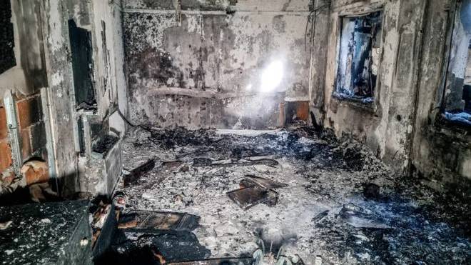 Καλαμπάκα: «Δεν μπορούσε να κατέβει και πήδηξε από το μπαλκόνι» – Θρήνος για τον νεκρό ξενοδόχο, στάχτη έγινε το κτίριο (ΦΩΤΟ)