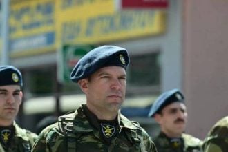 Ο Στέφανος Κασσελάκης ντυμένος στα χακί παρελαύνει στη Θήβα για την 25η Μαρτίου