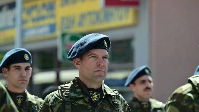 Ο Στέφανος Κασσελάκης ντυμένος στα χακί παρελαύνει στη Θήβα για την 25η Μαρτίου