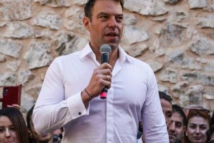 Παρέμβαση Κασσελάκη για τον 18χρονο Μάριο - Ιταλοί αυτοδιοικητικοί στο πλευρό της μητέρας του