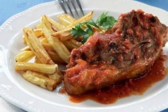 Κατσικάκι κοκκινιστό με κρασί και κανέλα