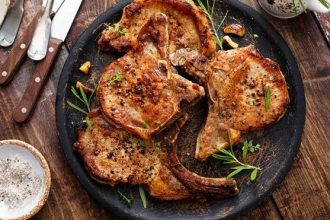 Χοιρινές μπριζόλες με δενδρολίβανο και σκόρδο