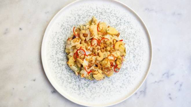 Πατατοσαλάτα με μπακαλιάρο και ντρέσινγκ γιαούρτι