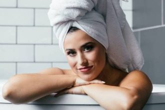 Το λάθος που κάνεις με τη μάσκα μαλλιών