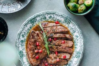 Μοσχαρίσιο συκώτι με ρόδι, μέλι και δενδρολίβανο