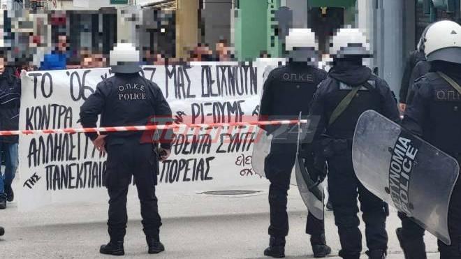 Πάτρα: Διαμαρτυρία αντιεξουσιαστών στην Ερμού για τη σύλληψη του 23χρονου στο πανεκπαιδευτικό συλλαλητήριο (ΦΩΤΟ-ΒΙΝΤΕΟ)