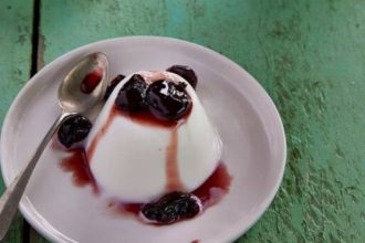 Πανακότα με γλυκό βύσσινο