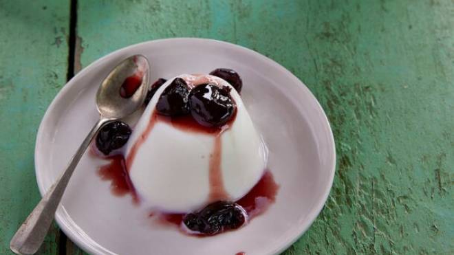 Πανακότα με γλυκό βύσσινο