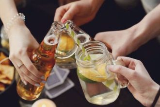 Τα μέτρα της κυβέρνησης για την προστασία των εφήβων: Λουκέτο σε μαγαζιά που πουλούν αλκοόλ στους ανηλίκους και «κόφτης» στα social media