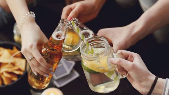 Τα μέτρα της κυβέρνησης για την προστασία των εφήβων: Λουκέτο σε μαγαζιά που πουλούν αλκοόλ στους ανηλίκους και «κόφτης» στα social media