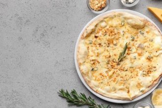 Σπιτική πίτσα με 4 τυριά