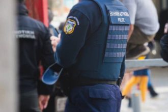 «Μας ξέκοψε κάθε σχέση μαζί της, δεν μας άφηνε να πάμε σπίτι τους» λέει ο πατέρας της συζύγου του αστυνομικού της Βουλής