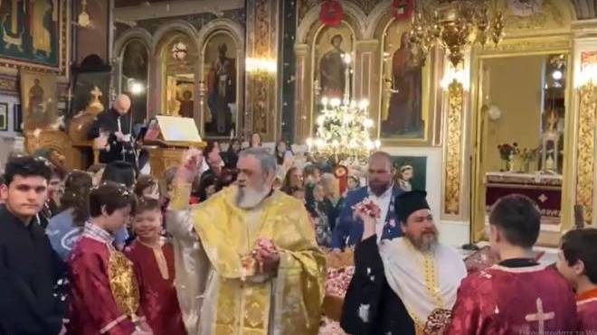 Πάτρα: Με μπότηδες και ροδοπέταλα η πρώτη Ανάσταση στον Άγιο Δημήτριο (ΒΙΝΤΕΟ)