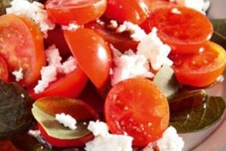 Σαλάτα με ντοματίνια, ανθότυρο και καππαρόφυλλα