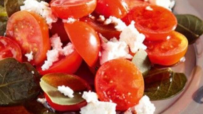 Σαλάτα με ντοματίνια, ανθότυρο και καππαρόφυλλα