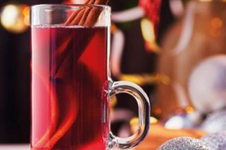 Ζεστή σανγκρία με κανέλα