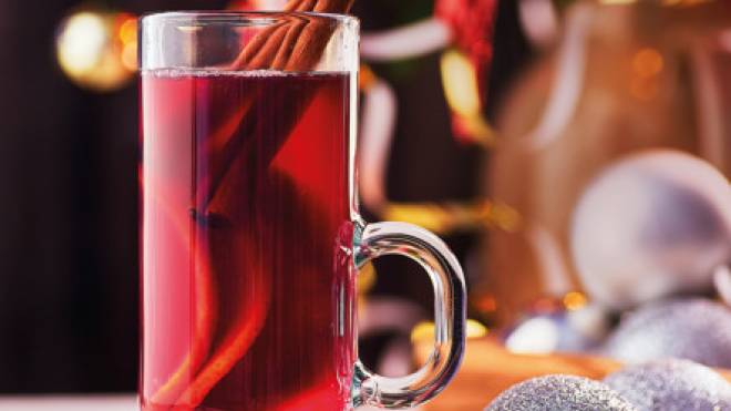 Ζεστή σανγκρία με κανέλα