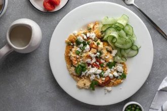 Αυγά σκραμπλ με σπανάκι και φέτα