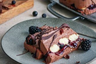 Semifreddo με σοκολάτα και μαρμελάδα φρούτα του δάσους