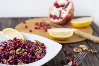 Σαλάτα με ρόδι, μήλο και κόκκινο λάχανο