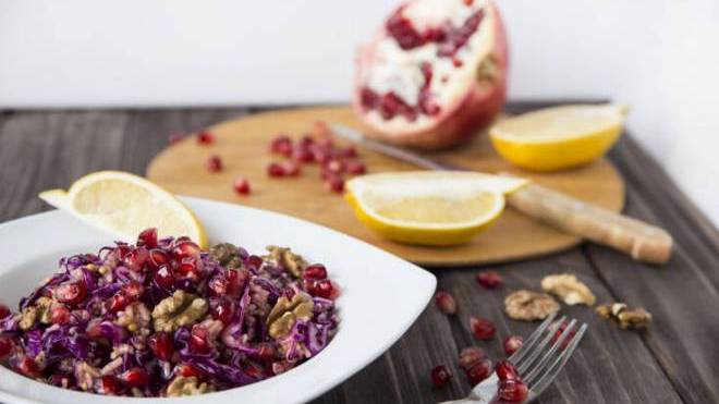 Σαλάτα με ρόδι, μήλο και κόκκινο λάχανο