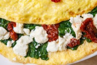 Ομελέτα με φέτα και λιαστή ντομάτα