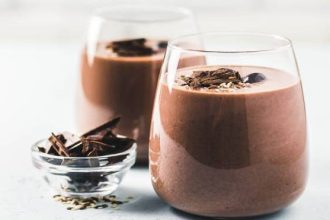 Σοκολατένιο smoothie με φυστικοβούτυρο και μπανάνα