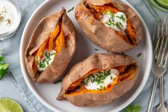 Γεμιστή γλυκοπατάτα με σάλτσα χούμους