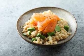 Ριζότο με καπνιστό σολομό και λεμόνι