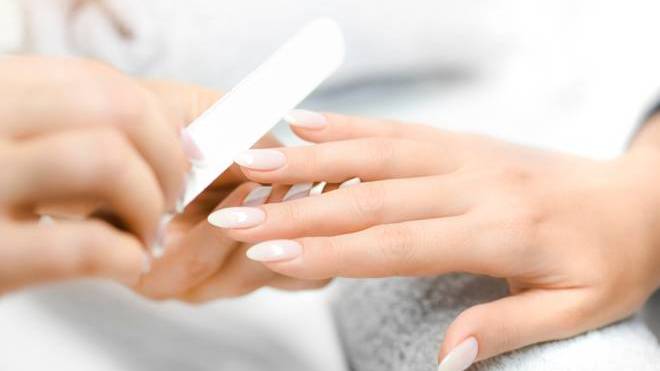 Περλέ νύχια: Η νέα λαμπερή τάση στο μανικιούρ που «κερδίζει έδαφος»