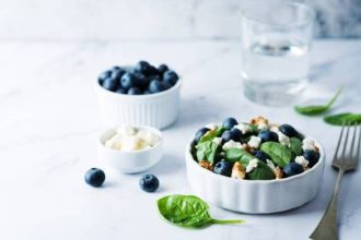 Η πιο αναζωογονητική καλοκαιρινή σαλάτα με σπανάκι, αγγούρι και μύρτιλα