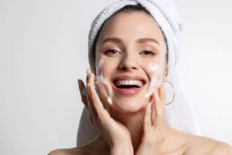 Διπλός καθαρισμός: Τα οφέλη του στο δέρμα και πώς θα τον κάνετε σωστά