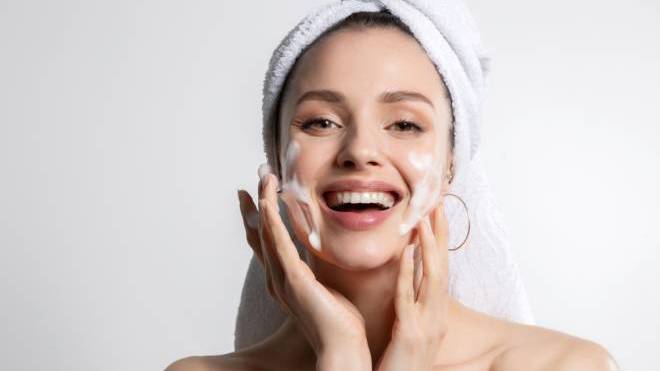 Διπλός καθαρισμός: Τα οφέλη του στο δέρμα και πώς θα τον κάνετε σωστά