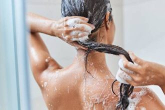 Μαλλιά: Πόσο συχνά πρέπει τελικά να τα λούζουμε;