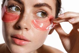 Ρυτίδες γύρω από τα μάτια: Οι απλές κινήσεις που τις μειώνουν