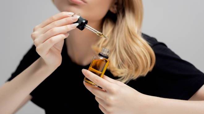 Καστορέλαιο: Βοηθάει όντως με τους μαύρους κύκλους;