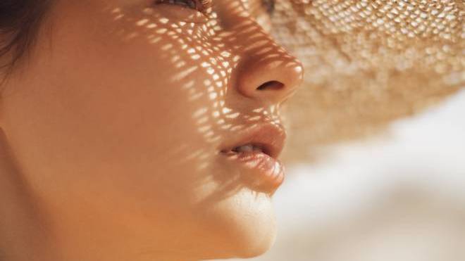 4+1 προϊόντα που θα σας χαρίσουν σούπερ λαμπερή επιδερμίδα το καλοκαίρι