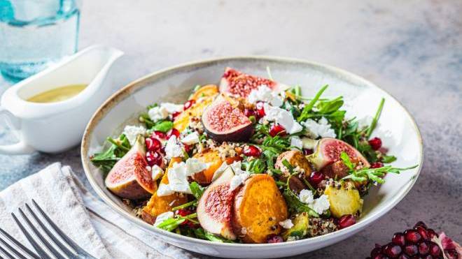 Φθινοπωρινή σαλάτα κινόα με γλυκοπατάτα, σύκο και λαχανάκια βρυξελλών