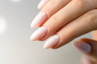 BB cream nails: Η τάση που θέλει τα νύχια λαμπερά και φυσικά