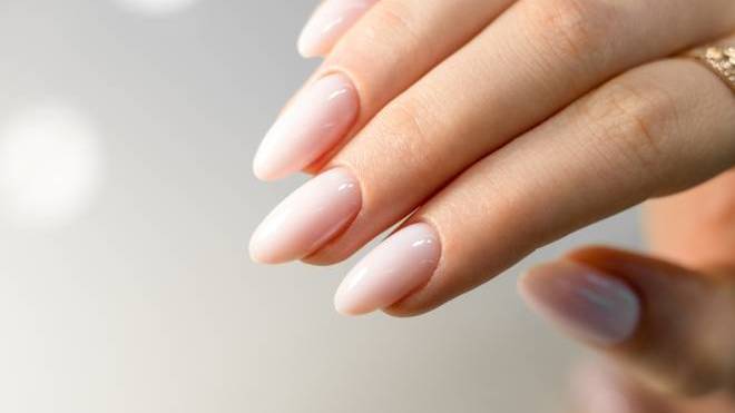 BB cream nails: Η τάση που θέλει τα νύχια λαμπερά και φυσικά