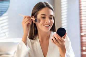 Ρουζ: Πώς να διαλέξετε το σωστό ανάλογα με τον τόνο του δέρματός σας