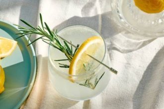 Σπιτική λεμονάδα με μέλι και δεντρολίβανο