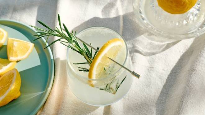 Σπιτική λεμονάδα με μέλι και δεντρολίβανο