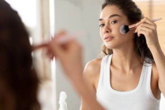 Bronzer: Τα κορίτσια στο TikTok το χρησιμοποιούν αντί για concealer